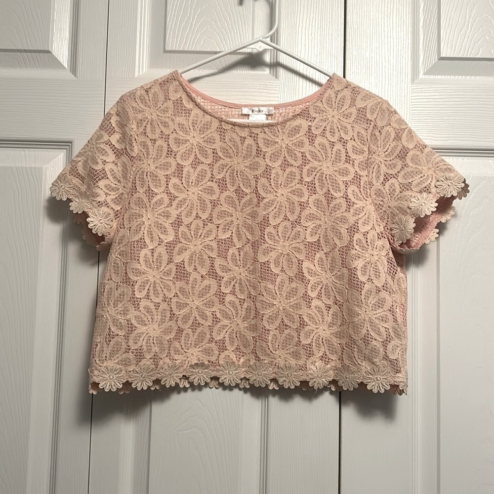 Beige lace cropped shirt. Size L